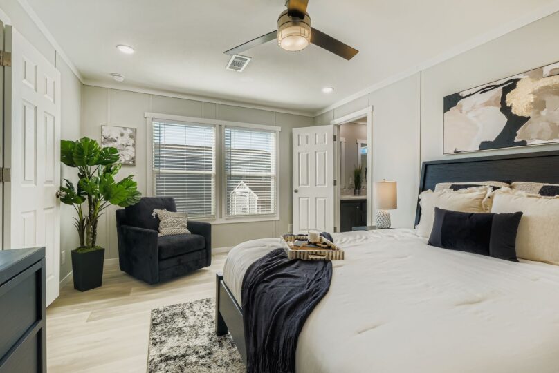 Flores Curve - Primary Bedroom