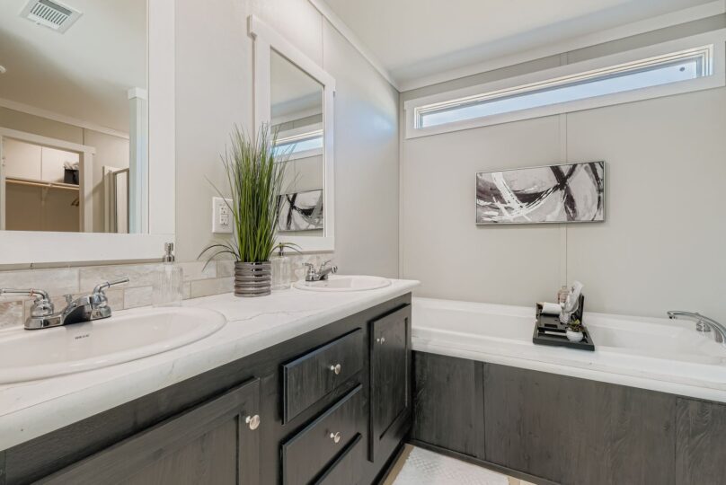 Flores Curve - Primary Bathroom