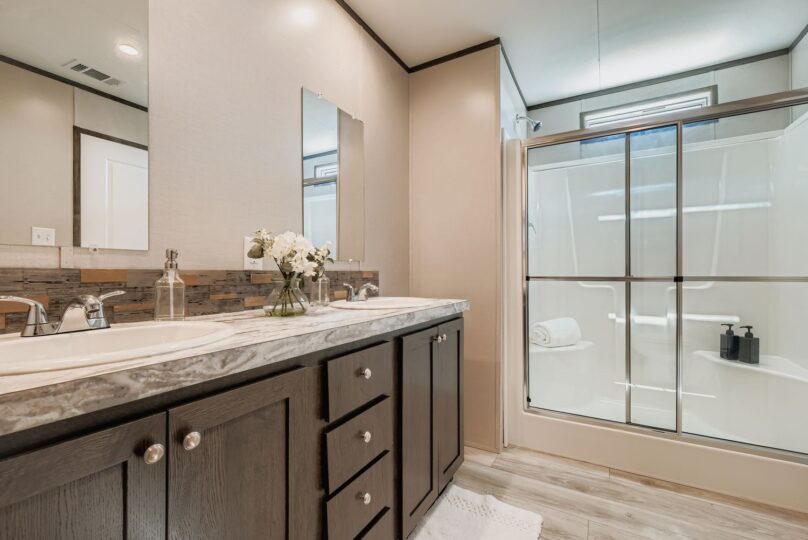 W15930 Flores Curve - 007 - 08 Primary Bathroom