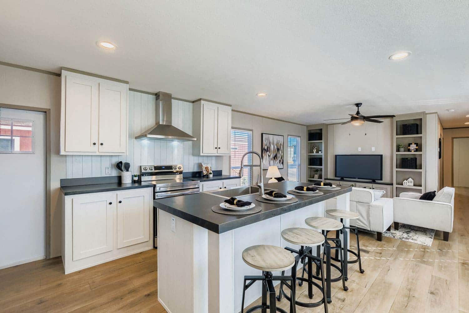 15953 Flores Curve - Resolution X - Kitchen